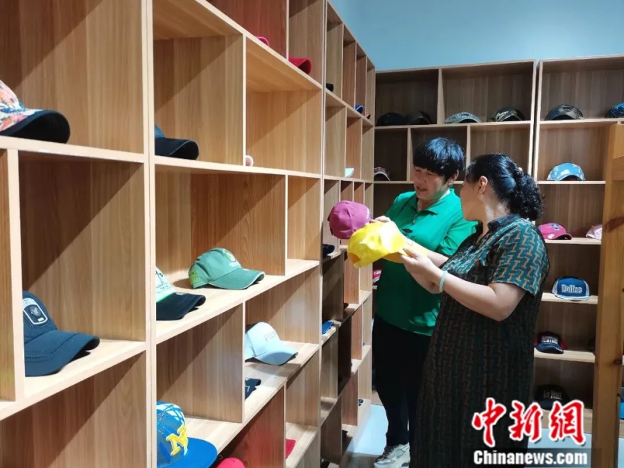 Каждая третья кепка в мире произведена в китайском поселке Лигэчжуан