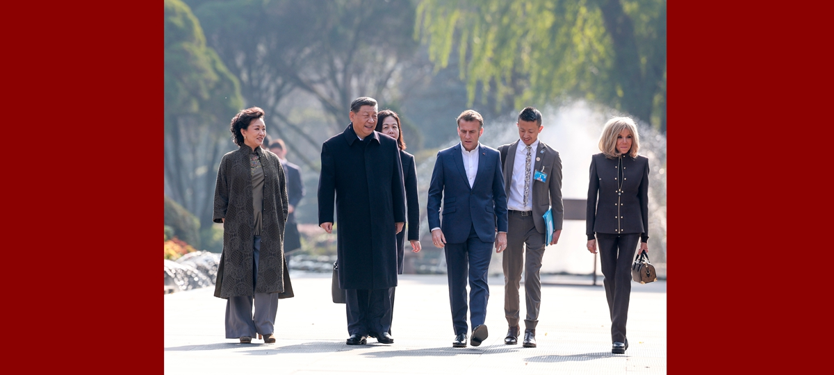 Си Цзиньпин и Э. Макрон провели дружеские обмены в городе Чэнду