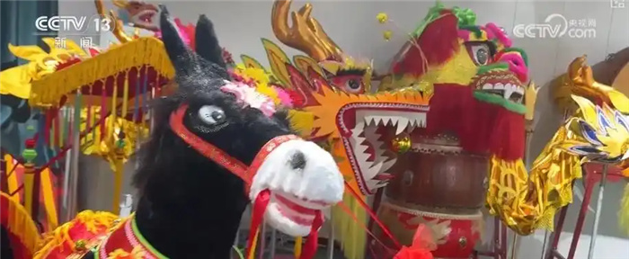 В преддверии Года Лошади в Китае растет спрос на новогодние товары