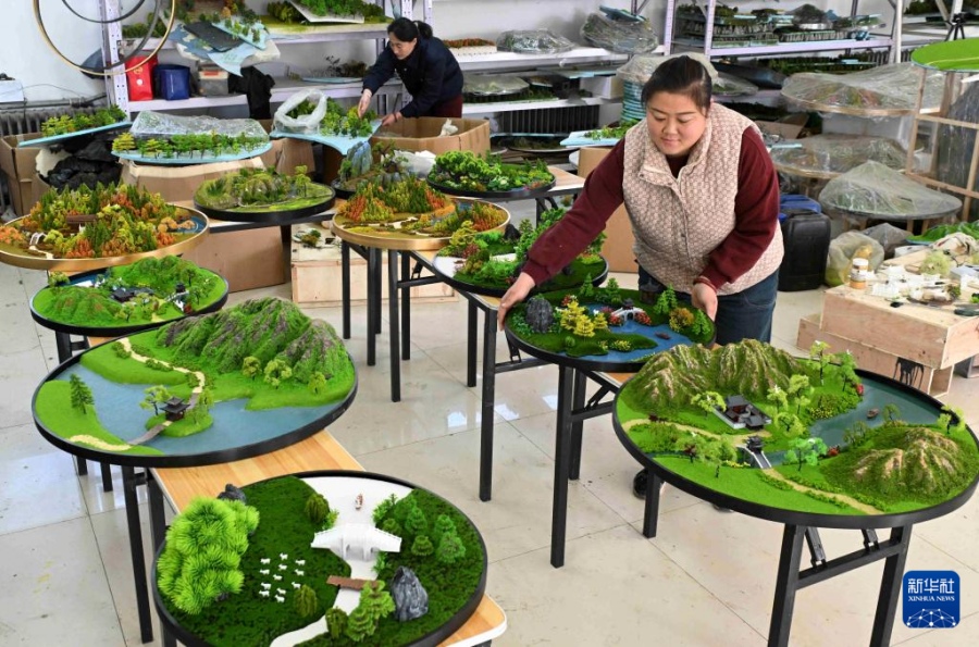 Маленькая деревня в Хэбэе возрождает село через производство макетов