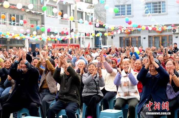 В уезде Фэнган пров. Гуйчжоу началась выплата дивидендов от коллективных хозяйств