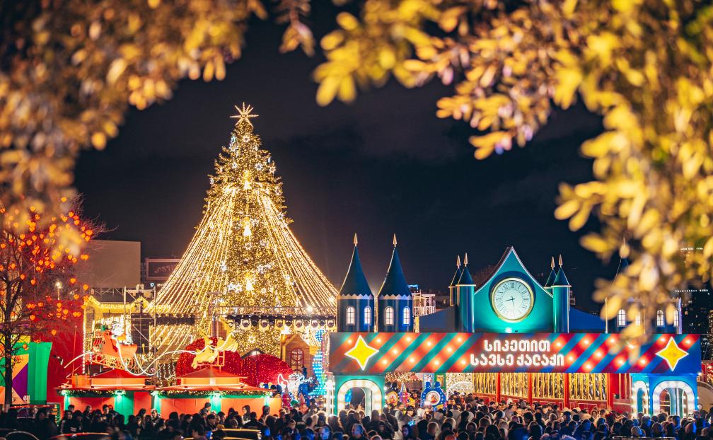 В Тбилиси зажгли главную новогоднюю елку и открыли "новогоднюю деревню"