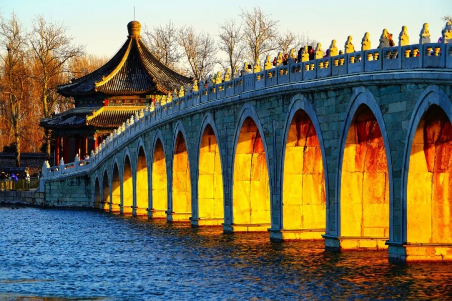 «Золотой свет в арках моста»: зимнее чудо в пекинском парке Ихэюань