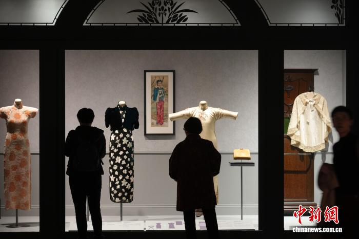 В Шанхае открылась выставка, посвященная истории шанхайского ципао