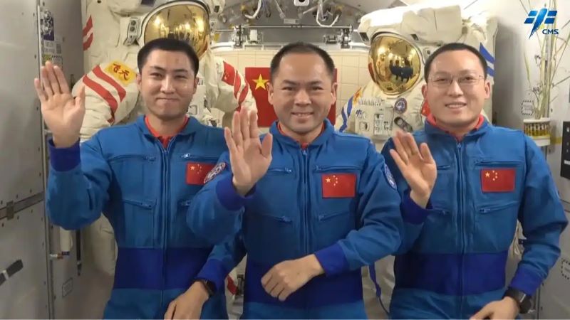 Космонавты китайской миссии "Шэньчжоу-21" поздравили с Новым годом из космоса