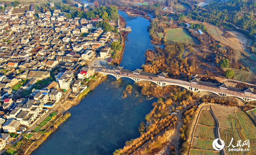 Древняя деревня в провинции Цзянси привлекает туристов зимним очарованием