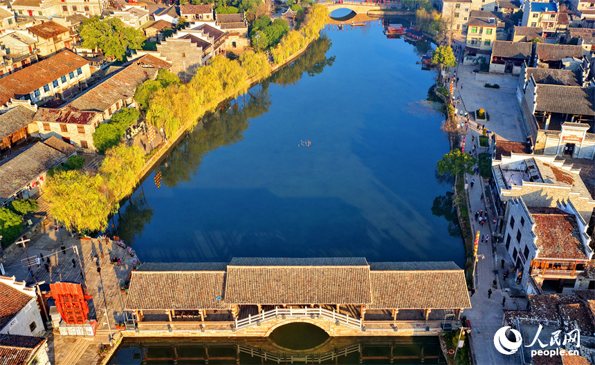 Древняя деревня в провинции Цзянси привлекает туристов зимним очарованием