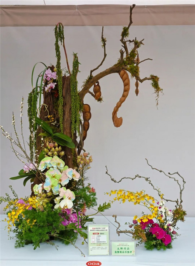 В Чунцине мастера флористики встретили Новый год конкурсом цветочного искусства