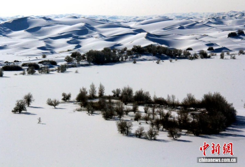 Снежный пейзаж в пустыне Такла-Макан в Синьцзяне