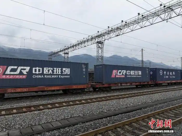 Из Чунцина отправились первые "новогодние" рейсы по маршрутам грузоперевозок Китай-Европа и торгового коридора "суша-море"