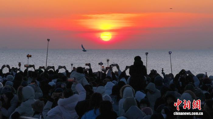 Встречая первое солнце года: тысячи человек отметили Новый год на побережье Тяньцзиня в компании чаек