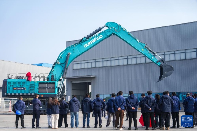 В Чанша сошел с конвейера и передан заказчику тяжелый телескопический экскаватор для экспорта на Средний Восток