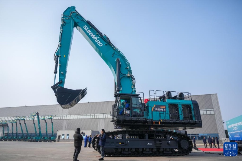 В Чанша сошел с конвейера и передан заказчику тяжелый телескопический экскаватор для экспорта на Средний Восток