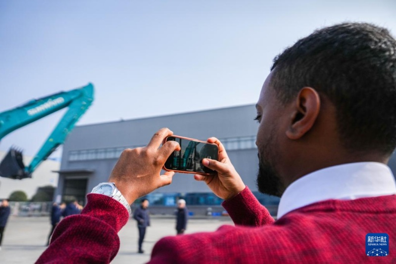 В Чанша сошел с конвейера и передан заказчику тяжелый телескопический экскаватор для экспорта на Средний Восток