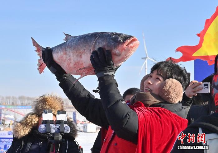На озере Чаганьху первая рыба зимнего улова продана за 1,7 млн юаней