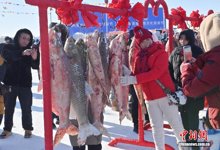 На озере Чаганьху первая рыба зимнего улова продана за 1,7 млн юаней