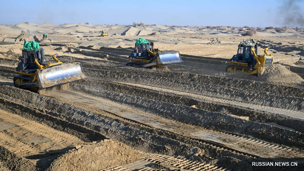 В пустыне Такла-Макан на северо-западе Китая полным ходом идет закрепление песков