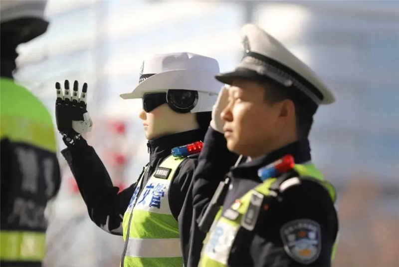 В китайском городе Уху начал тестовую службу робот-регулировщик