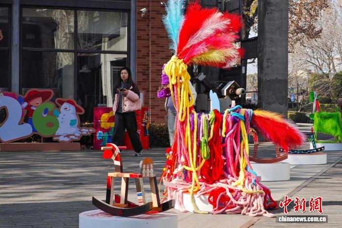 В Нанкине открылась необычная уличная выставка в честь года Лошади