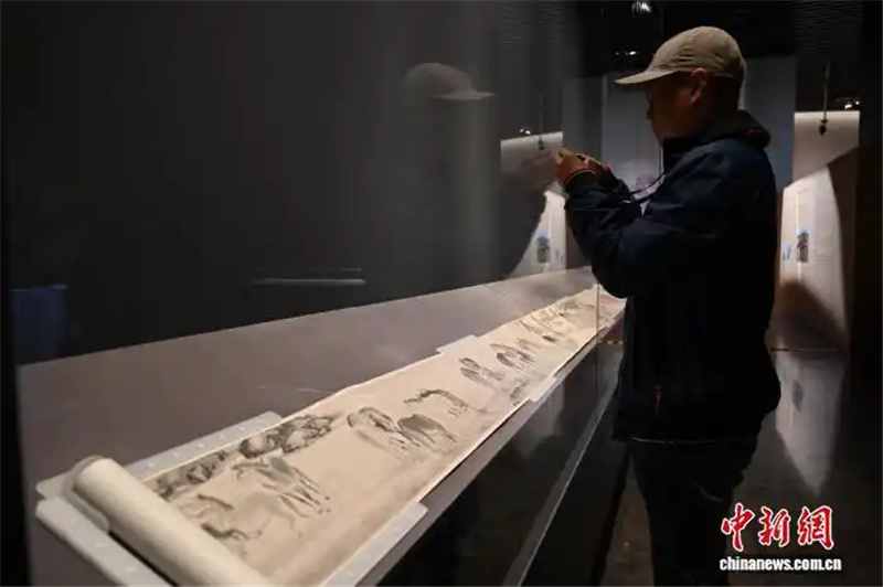 В Гуанчжоу открылась предновогодняя выставка, посвященная образу коня в искусстве