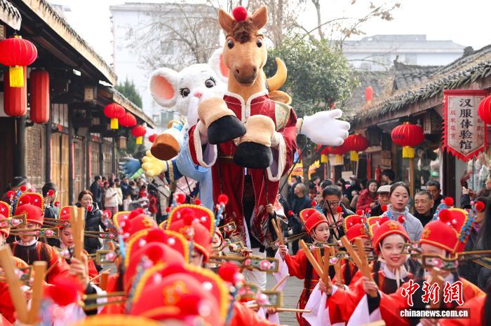В тысячелетнем городе Ланчжун прошло праздничное шествие