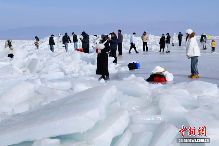 Голубой лед на озере Цинхай привлекает туристов