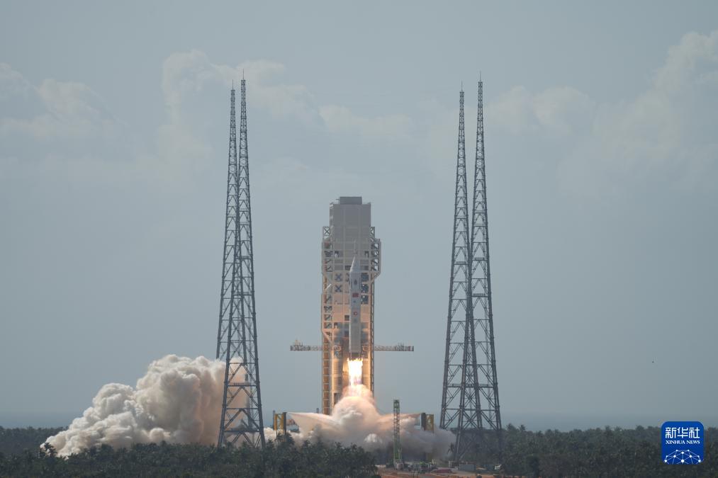 Китай провел летные испытания ракеты-носителя "Чанчжэн-10" на низкой высоте