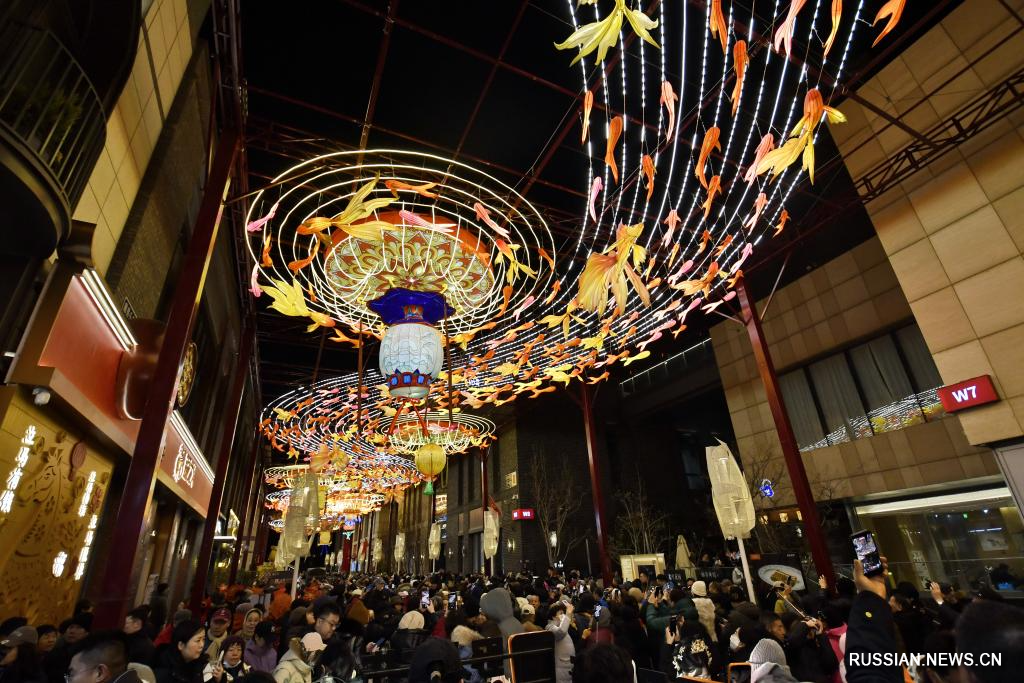 Праздничные дни на улице Цяньмэнь Дацзе в центре Пекина