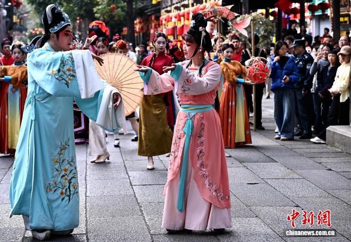 Традиционные кварталы Фучжоу привлекли множество посетителей в праздник Весны