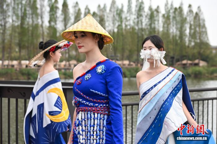 В Куньмине прошло дефиле инновационной одежды