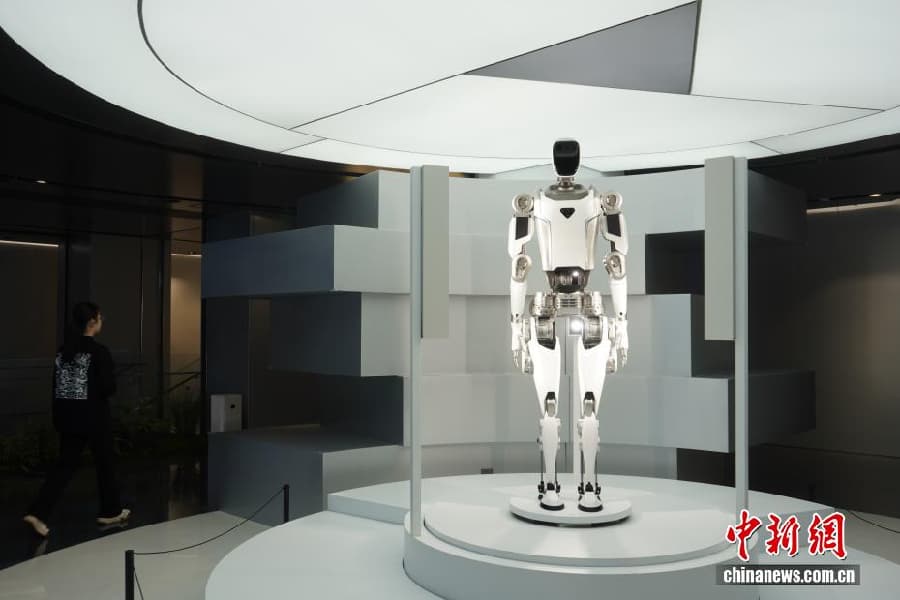 В Чжэнчжоу открылся 4S-магазин человекоподобных роботов