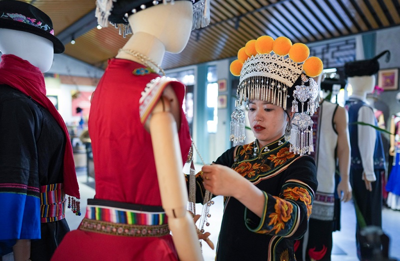 Депутат ВСНП Цзинь Жуйжуй превратила традиционную вышивку в дорогу к процветанию деревень