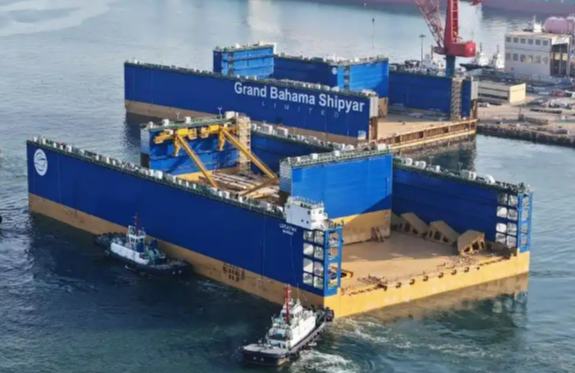 В Циндао стартовала отправка плавучего дока грузоподъемностью 120 тыс. тонн