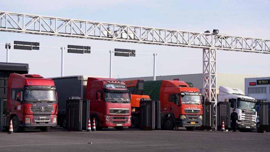 Цветы и саженцы из Синьцзяна в большом объеме поставляются в страны Центральной Азии через КПП Хоргос