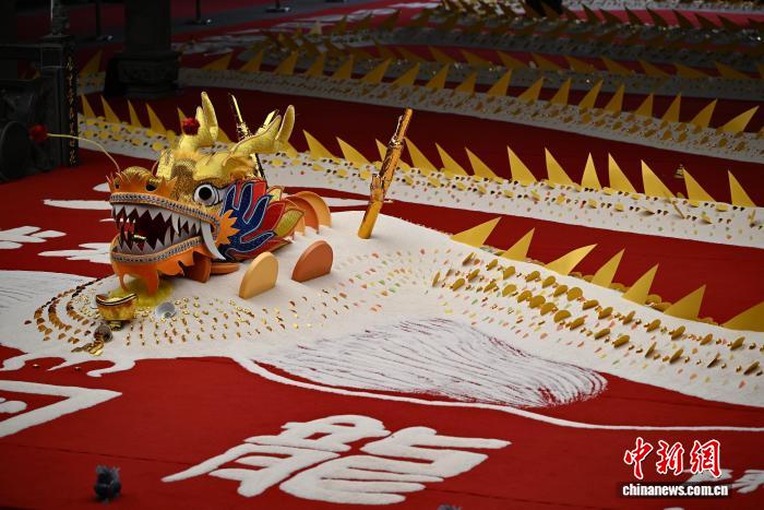 Стометровый «рисовый дракон» украсил праздник почитания старших в Фучжоу