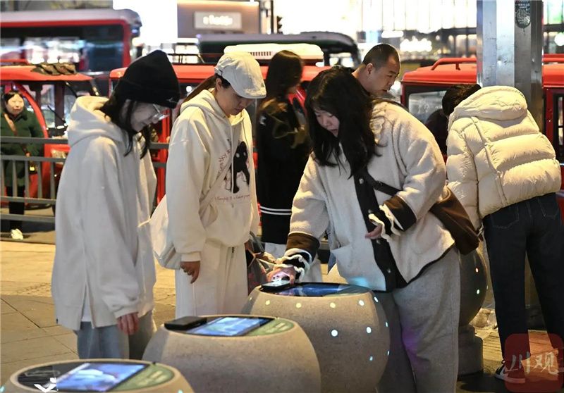 В Чэнду появились уличные столбики с беспроводной зарядкой