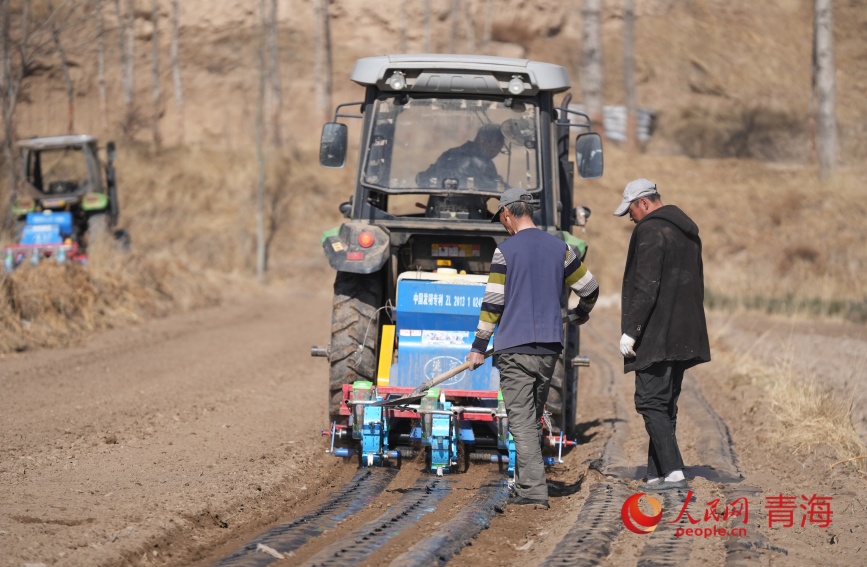 Интеллектуальная техника помогает весенним полевым работам в Цинхае