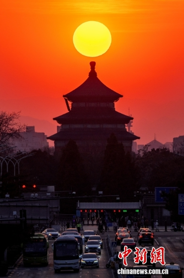 «Парящее солнце» у Храма Неба в Пекине