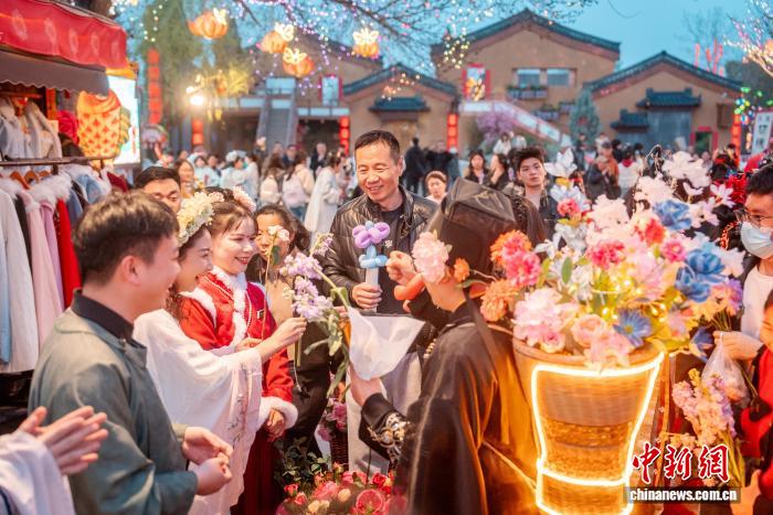 В Кайфэне проходит яркий Фестиваль цветов