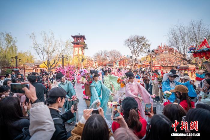В Кайфэне проходит яркий Фестиваль цветов