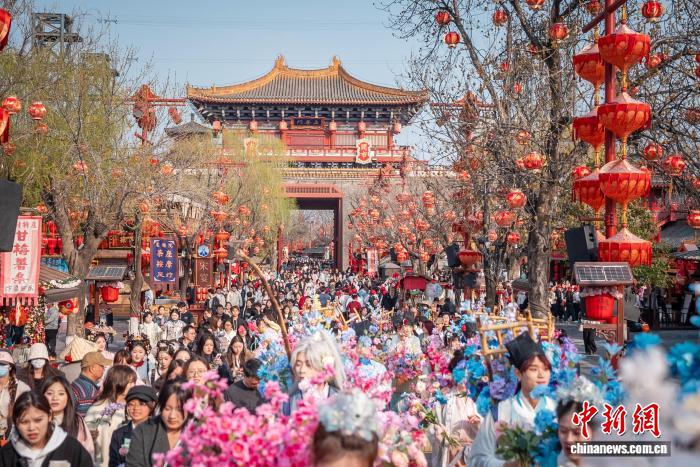 В Кайфэне проходит яркий Фестиваль цветов