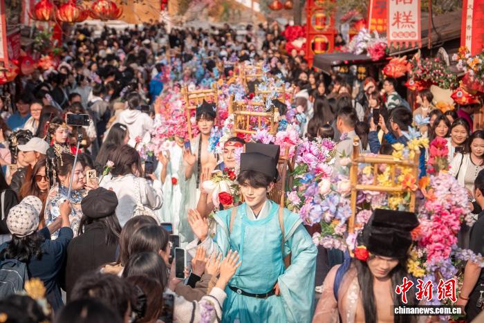 В Кайфэне проходит яркий Фестиваль цветов