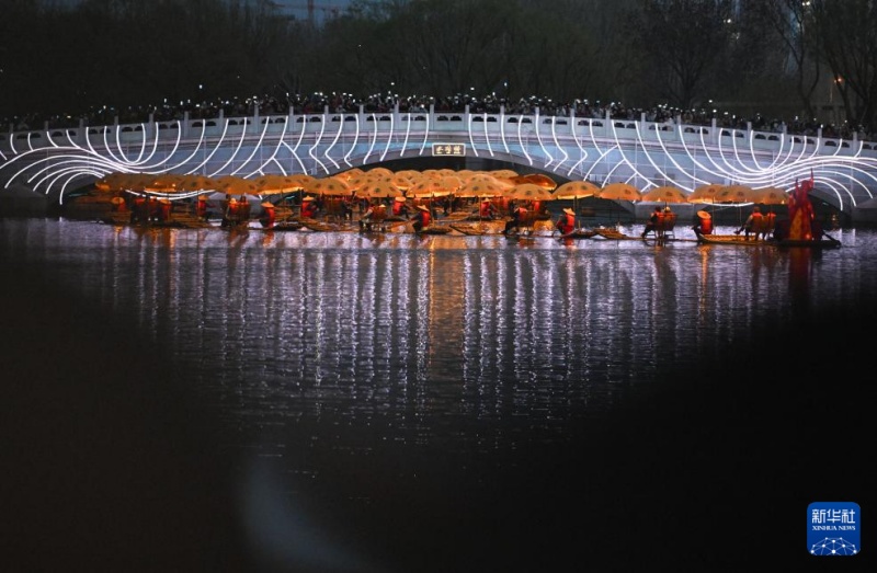 На реке Лянмахэ в Пекине появился «золотой дракон»