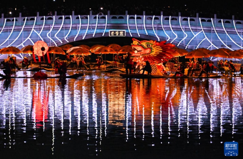 На реке Лянмахэ в Пекине появился «золотой дракон»