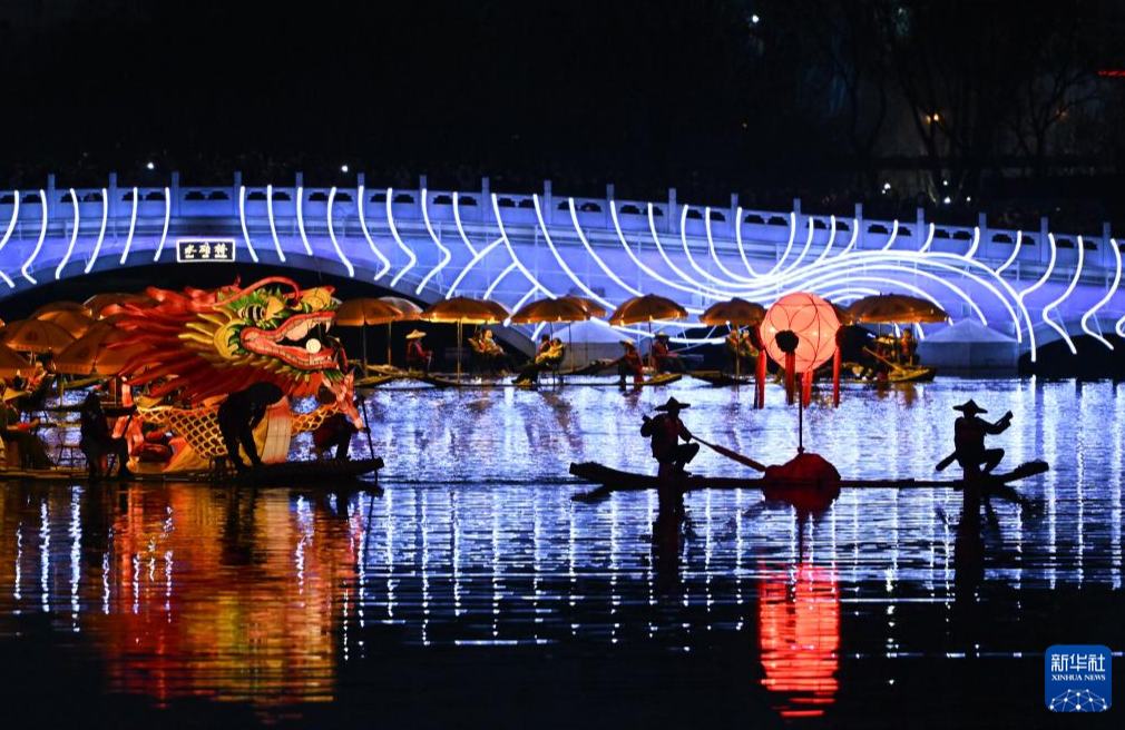 На реке Лянмахэ в Пекине появился «золотой дракон»