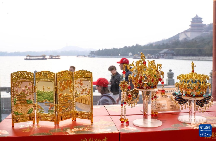 Парковые ярмарки и сувенирная продукция оживляют весенний потребительский рынок Пекина