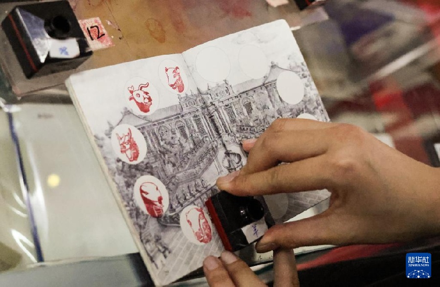 Парковые ярмарки и сувенирная продукция оживляют весенний потребительский рынок Пекина