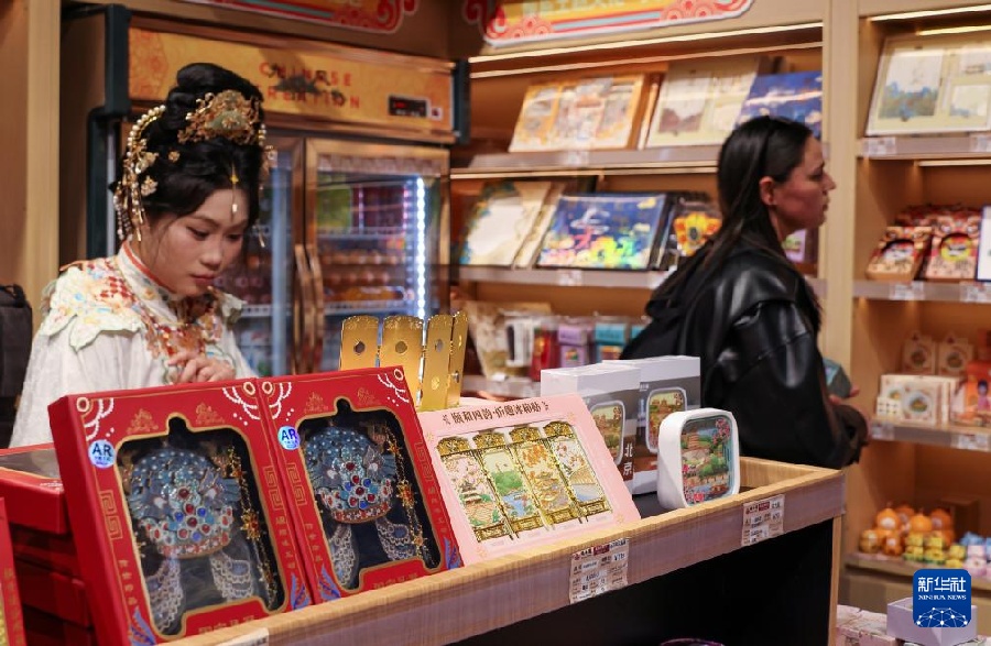 Парковые ярмарки и сувенирная продукция оживляют весенний потребительский рынок Пекина