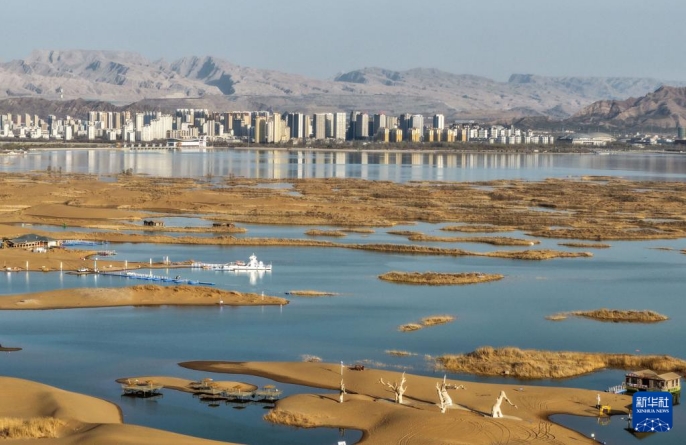 Пустыня, город и стаи чаек: уникальный весенний пейзаж во Внутренней Монголии