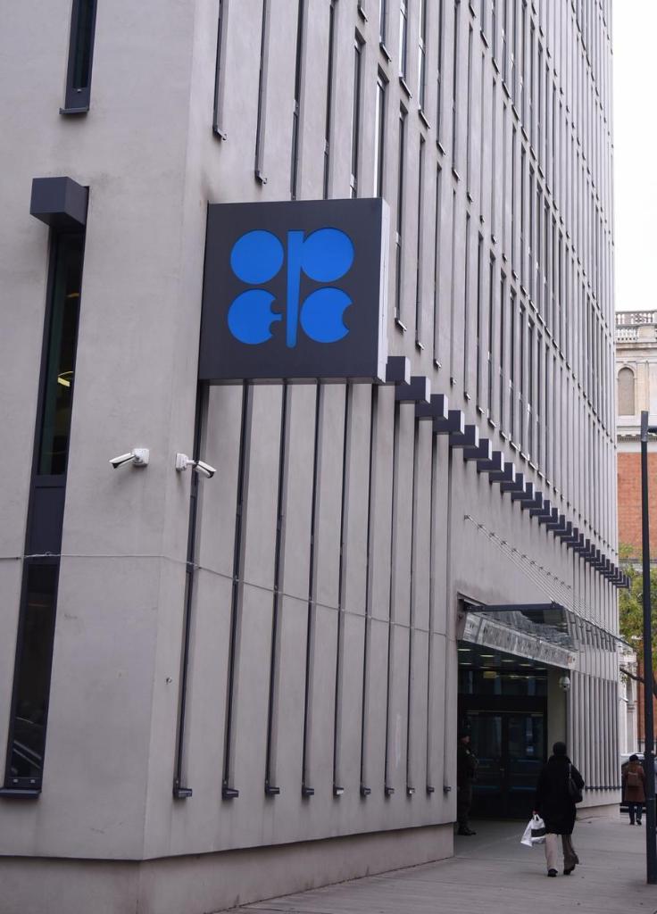 ОПЕК+ увеличит добычу нефти в мае на фоне глобального энергетического кризиса